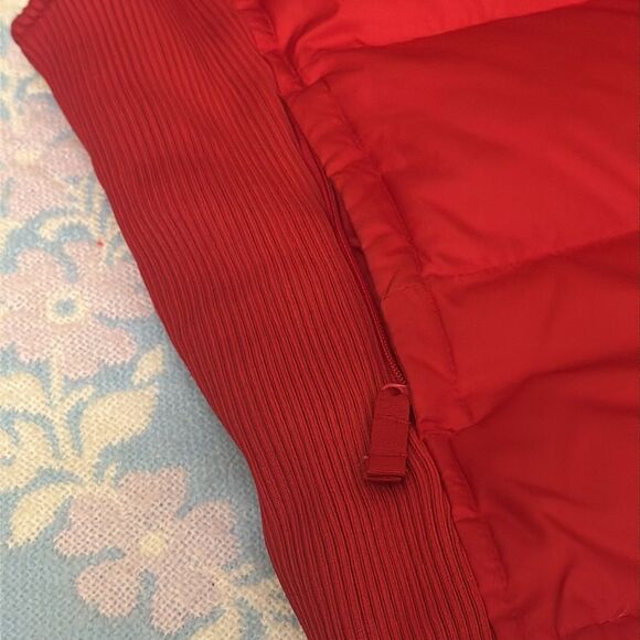 GAP Sz M Red Puffer Featherdown Vest w/Ribbed Side-Stretch Panels - Picture 4 of 7